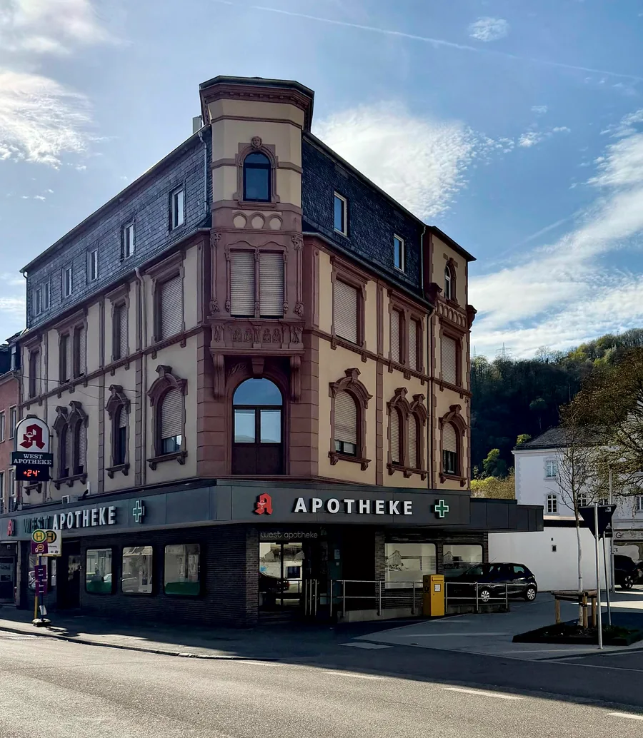 Eingang der West-Apotheke an der Ecke Eurener Straße