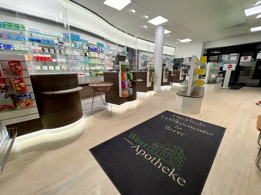 Helle, moderne Offizin der West-Apotheke